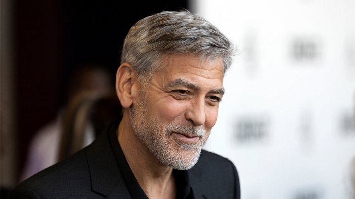 George Clooney ha rifiutato un giro in moto con il Principe Harry? Ecco com'è andata la storia
