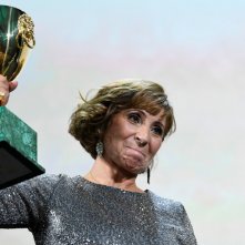 Gloria Mundi: Ariane Ascaride solleva la Coppa Volpi