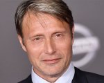 Animali fantastici 3, Mads Mikkelsen: 'Copiare Johnny Depp sarebbe un suicidio artistico'