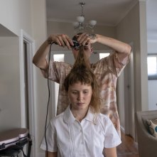 Babyteeth - Tutti i colori di Milla: Eliza Scanlenin durante il taglio di capelli