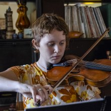 Babyteeth - Tutti i colori di Milla: Eliza Scanlenin suona il violino in una scena