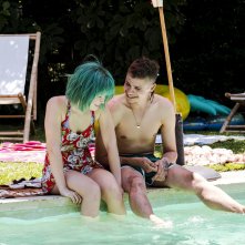 Babyteeth - Tutti i colori di Milla: Eliza Scanlenin e Toby Wallace in piscina