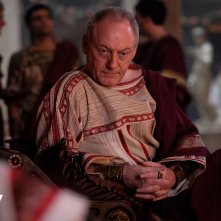 Domina: Liam Cunningham nel primo episodio della serie Sky Original