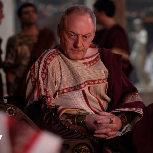 Domina: Liam Cunningham nel primo episodio della serie Sky Original