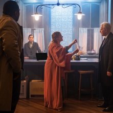 La donna alla finestra: Amy Adamscon Brian Tyree Henry e Gary Oldman in una scena