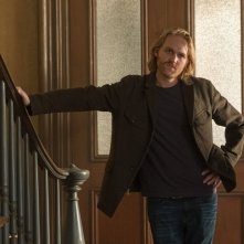 La donna alla finestra: Wyatt Russell in una scena