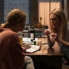 La donna alla finestra: Julianne Moore e Amy Adams in una scena