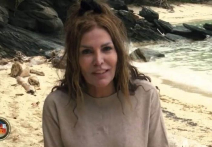 Isola dei Famosi 2021, Ilary Blasi ferma la prova del fuoco di Fariba Tehrani: troppo rischiosa