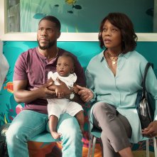 Un padre: Kevin Hart e Alfre Woodward in una scena