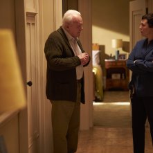 The Father - Nulla è come sembra: Anthony Hopkins insieme a Olivia Colman in una scena