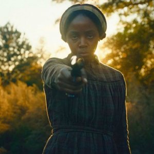 La ferrovia sotterranera: Thuso Mbedu sfodera la pistola