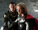 Thor: Chris Hemsworth festeggia il decimo anniversario del film condividendo una foto con Tom Hiddleston