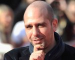 Checco Zalone riceve il Tapiro d'Oro: 'Laura Pausini delusa? Posso scambiare il David col Golden Globe'