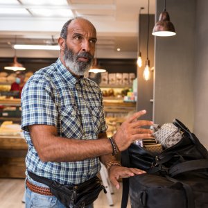 Ostaggi: Jonis Bascir in una scena