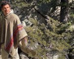 Orlando Bloom, le foto con il poncho conquistano i social e le altre star