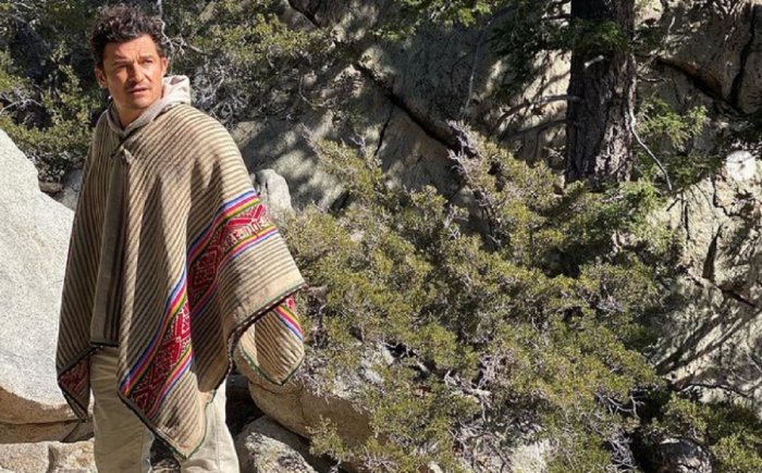 Orlando Bloom, le foto con il poncho conquistano i social e le altre star