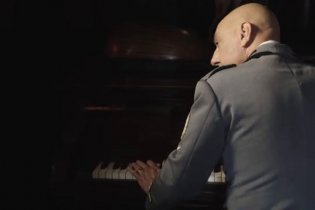 Il Cattivo Poeta - Clip 'La Sorpresa'