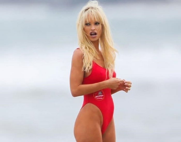 Lily James identica Pamela Anderson in Baywatch nelle nuove foto dal set
