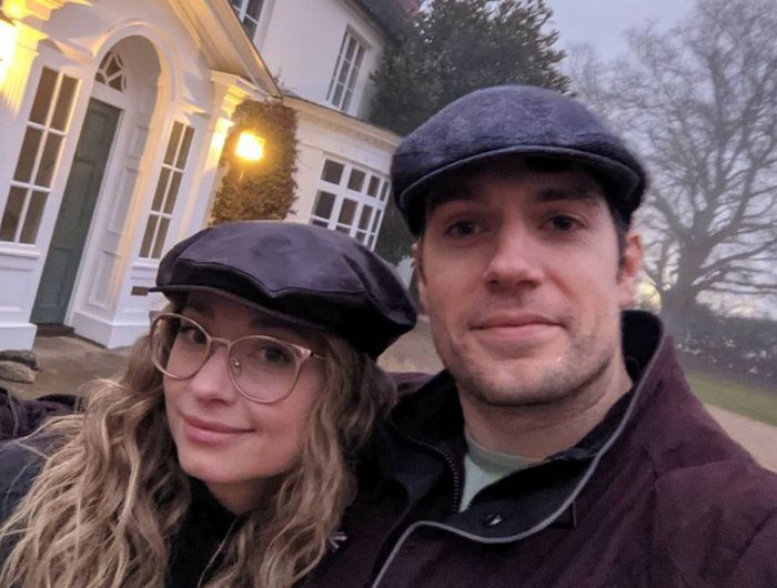 Henry Cavill difende la sua fidanzata e il loro rapporto: "Basta negatività, siate felici per me"