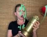 Scarlett Johansson: suo marito la ricopre di slime durante il discorso agli MTV Movie & TV Awards 2021