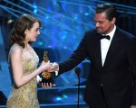 Emma Stone e l'Oscar consegnatole da Leonardo DiCaprio: 'Surreale ma bello'