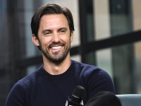 Milo Ventimiglia la foto con i pantaloncini super attillati accende i social e lui replica