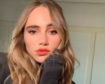 Persuasione: Suki Waterhouse, Richard E. Grant e Cosmo Jarvis nell'adattamento Netflix