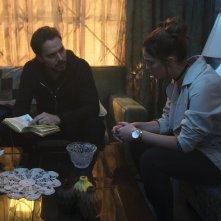 Che fine ha fatto Sara? 2, Manolo Cardona e Carolina Miranda in una scena della serie Netflix