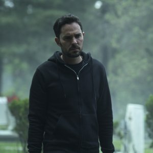 Che fine ha fatto Sara? 2, Manolo Cardona in una scena della serie Netflix