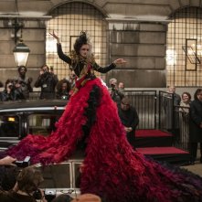 Crudelia: Emma Stone con l'abito dal lungo strascico rosso e nero