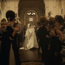 Crudelia: Emma Stone con mantello e cappuccio bianco