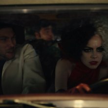 Crudelia: Emma Stone insieme a Joel Fry, Paul Walter Hauser