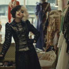 Crudelia: Emma Stone in una sequenza