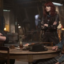 Crudelia: Emma Stone con Joel Fry, Paul Walter Hauser in una scena del film