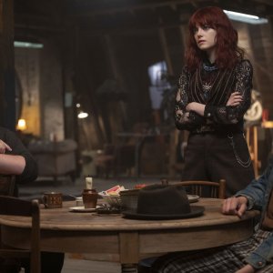 Crudelia: Emma Stone con Joel Fry, Paul Walter Hauser in una scena del film