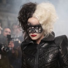 Crudelia: Emma Stone con il make-up 'The Future' sul viso