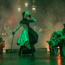 Crudelia: Emma Stone con l'abito bianco e nero