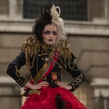 Crudelia: Emma Stone in una scena del film