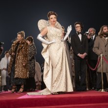 Crudelia: Emma Thompson in una sequenza del film