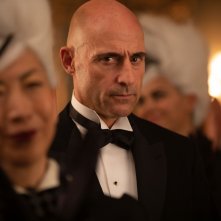 Crudelia: Mark Strong in una scena del film
