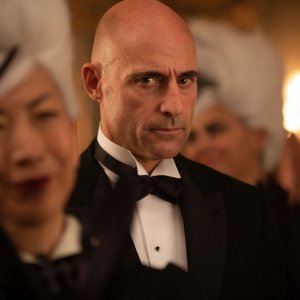 Crudelia: Mark Strong in una scena del film