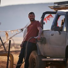 The Tourist: Jamie Dornan alla pompa di benzina