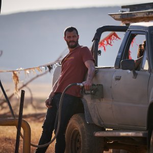 The Tourist: Jamie Dornan alla pompa di benzina