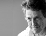 Hugh Grant e Neil Gaiman accusano governo e piattaforme streaming di indebolire il servizio pubblico