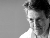 Hugh Grant e Neil Gaiman accusano governo e piattaforme streaming di indebolire il servizio pubblico