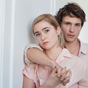 Dangerous Liaisions: Alice Englert e Nicholas Denton in una foto della serie