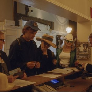 Lasciali parlare: Meryil Streep, Candice Bergen, Dianne Wiest e Lucas Hedges in una scena del film