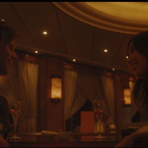 Lasciali parlare: Lucas Hedges e Gemma Chan in una scena del film