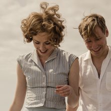 The Keeper - La leggenda di un portiere: David Kross e Freya Mavor in una scena del film