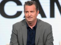 Friends: Matthew Perry preoccupa i fan per le sue condizioni nel trailer